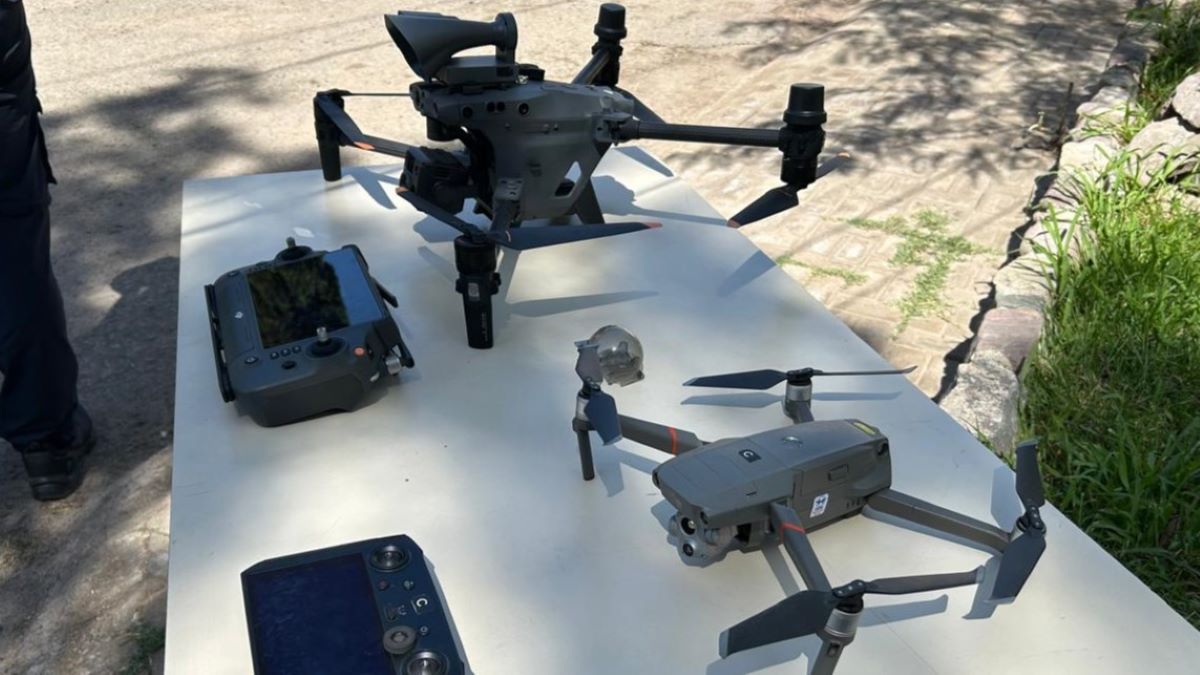 Drones en Mendoza. Más arriba, un M-30, la nueva adquisición. Más abajo, un Mavic 2 Enterprise. Drones en Mendoza. Más arriba, un M-30, la nueva adquisición. Más abajo, un Mavic 2 Enterprise.