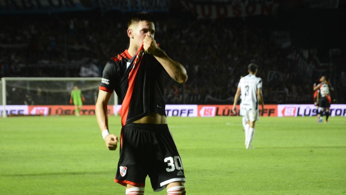Franco Mastantuono, el jugador más joven en convertir un gol en la historia de River Plate.
