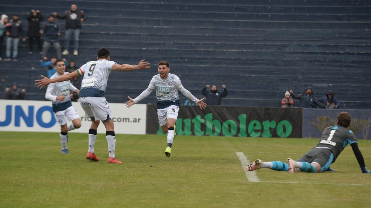Franco Coronel hizo los dos primeros goles de Independiente Rivadavia ante San Telmo