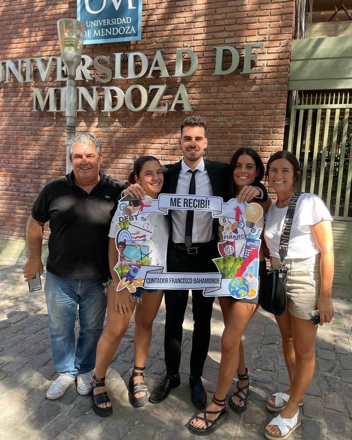 Francisco Bahamonde con su familia tras haberse recibido