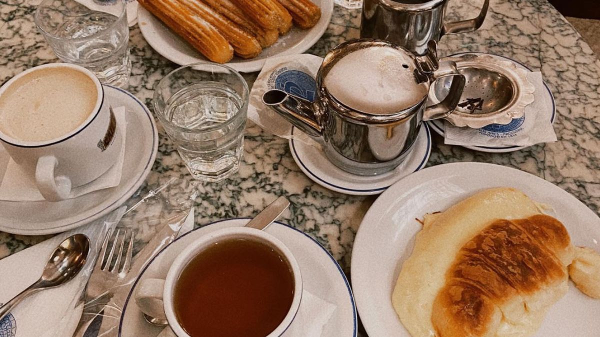 Desayuno o merienda: cuantó sale el clásico chocolate con churros en un histórico café argentino