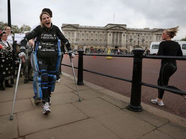 Una mujer paralítica completó el maratón de Londres con piernas biónicas