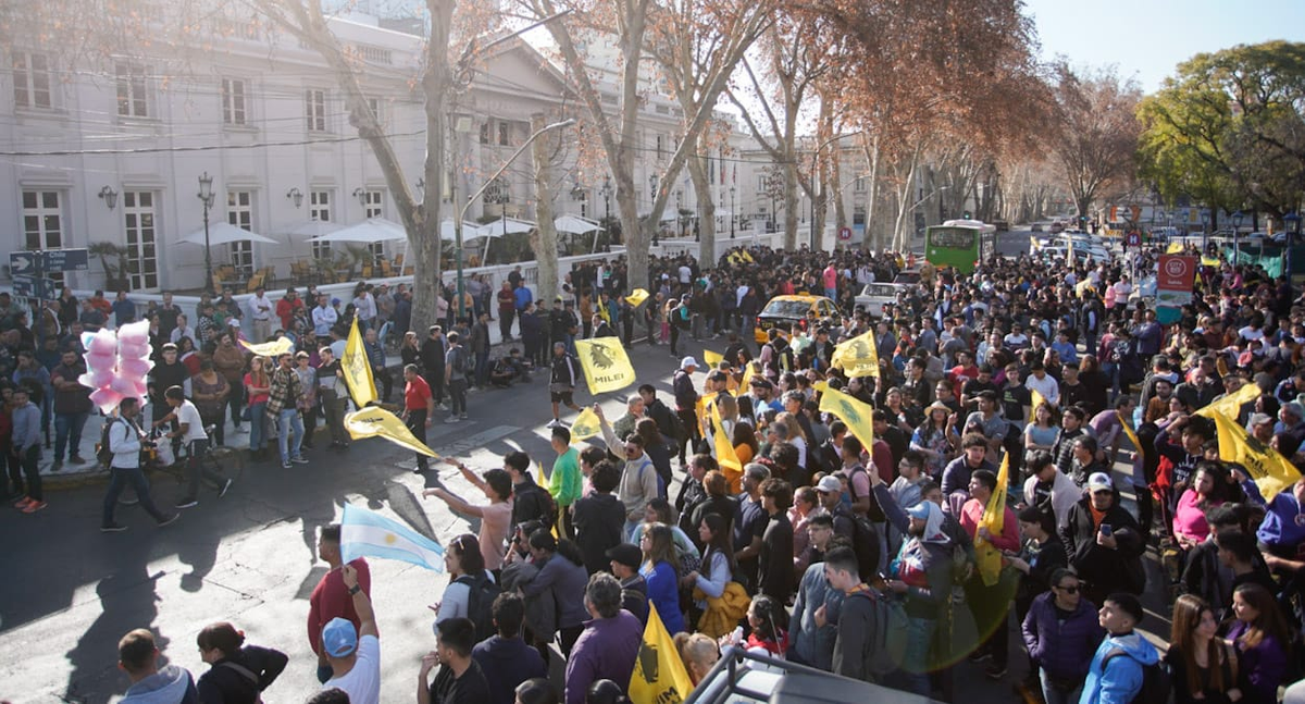 Seguidores de Javier Milei en la plaza Independencia. Seguidores de Javier Milei en la plaza Independencia.