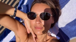 A sus 47 años, Pampita se bañó al aire libre y deslumbró con su bikini colaless de lurex