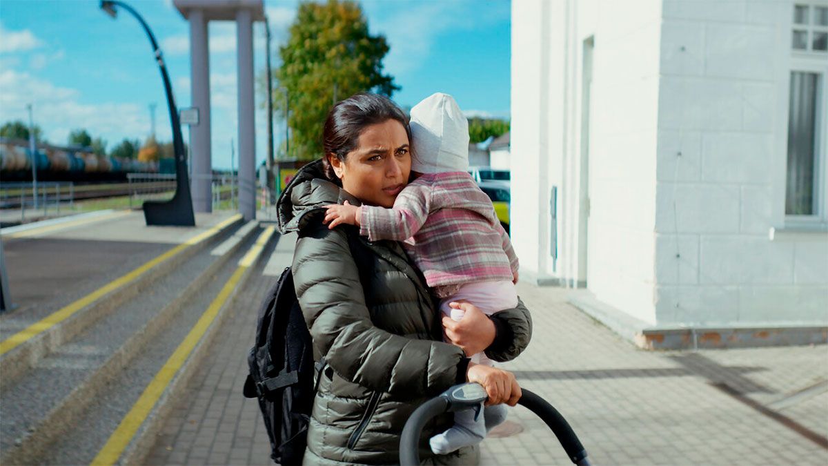 La película está basada en un caso real, en el que el gobierno de Noruega le saca la tenencia de sus hijos a una pareja india por considerar que no los criaban adecuadamente.