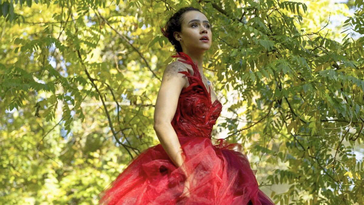 La actriz Nathalie Emmanuel interpreta a Evie en la película que acaba de llegar a Netflix.
