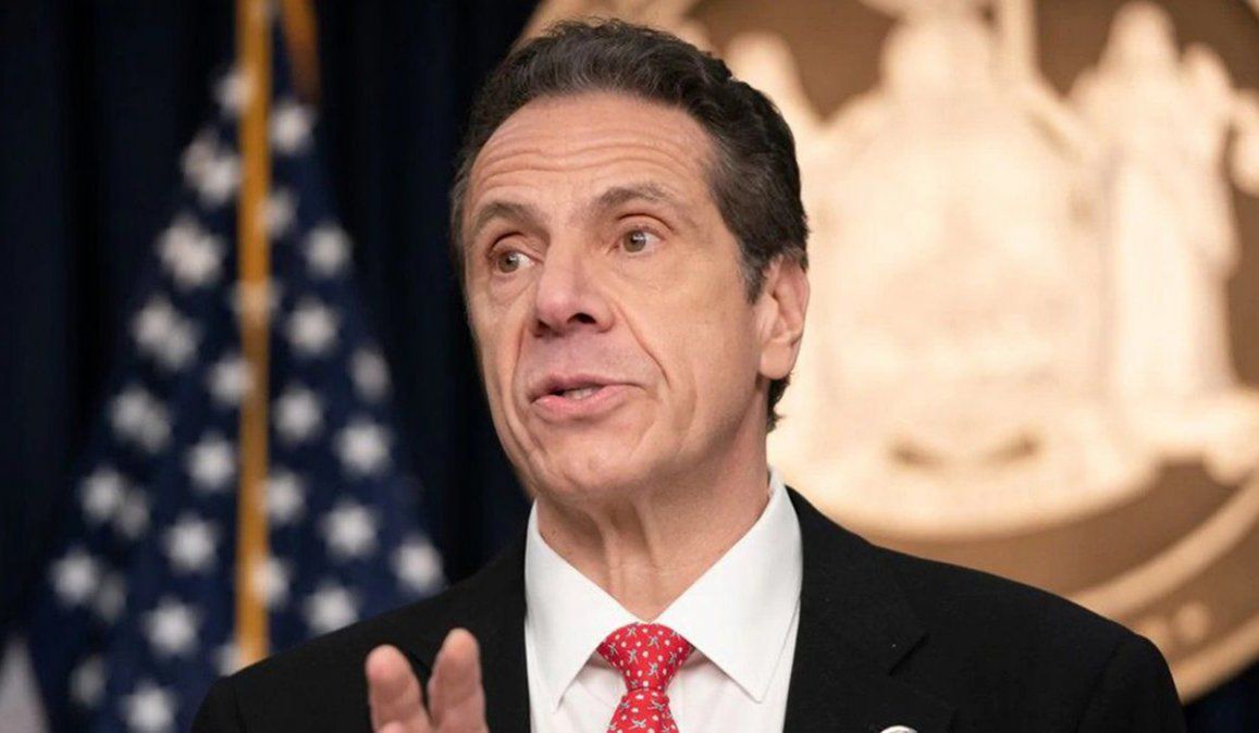 Andrew Cuomo, goberndor de Nueva York, había sido acusado de amenazas por sus correligionarios y ahora fue denunciado por una ex secretaria por abuso sexual