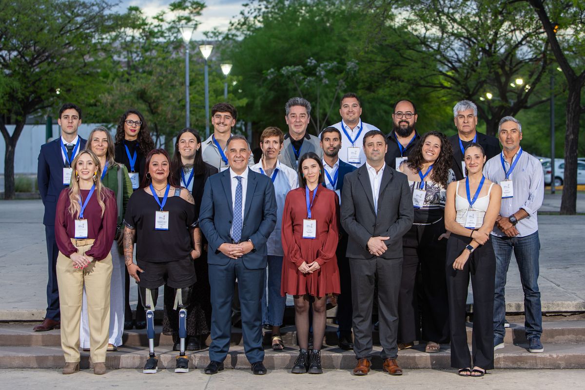 Los ganadores del premio de cada categor&iacute;a, junto a directivos del CEM