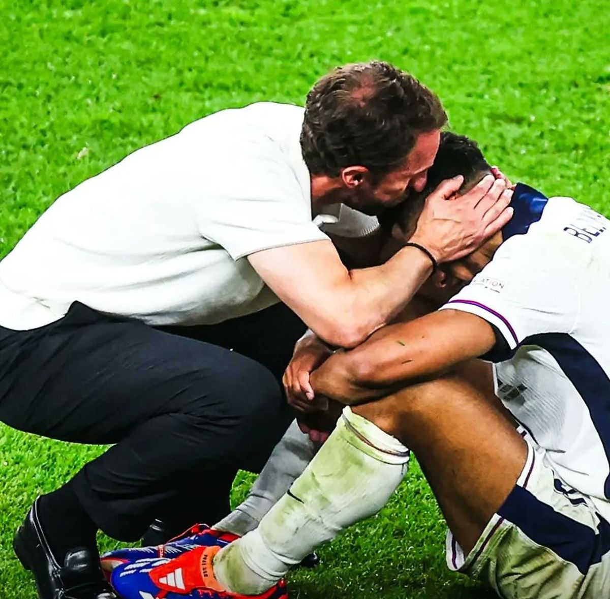 Southgate consolando a Bellingham tras perder la final con España. Southgate consolando a Bellingham tras perder la final con España.