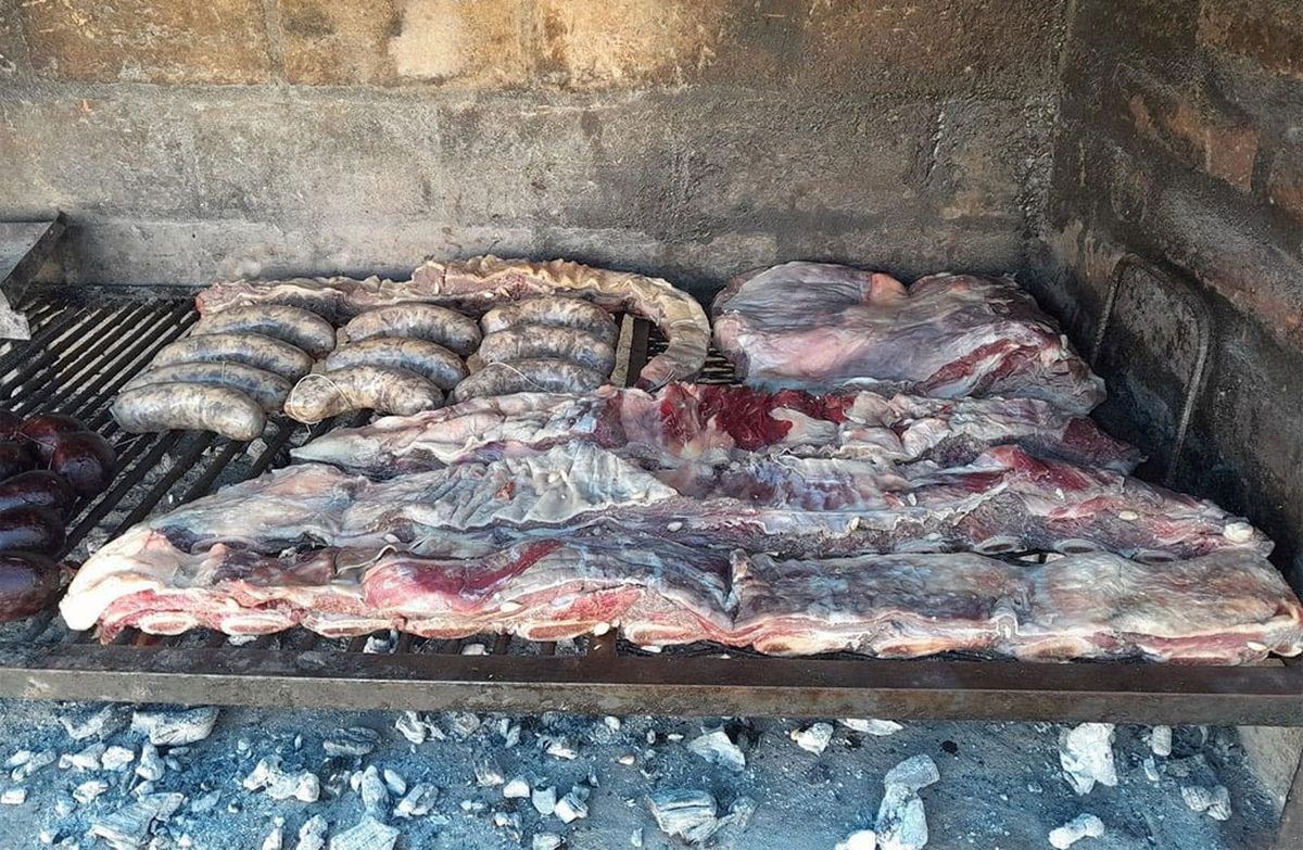 Para un asado perfecto, la altura de la parrilla es esencial. Para un asado perfecto, la altura de la parrilla es esencial.