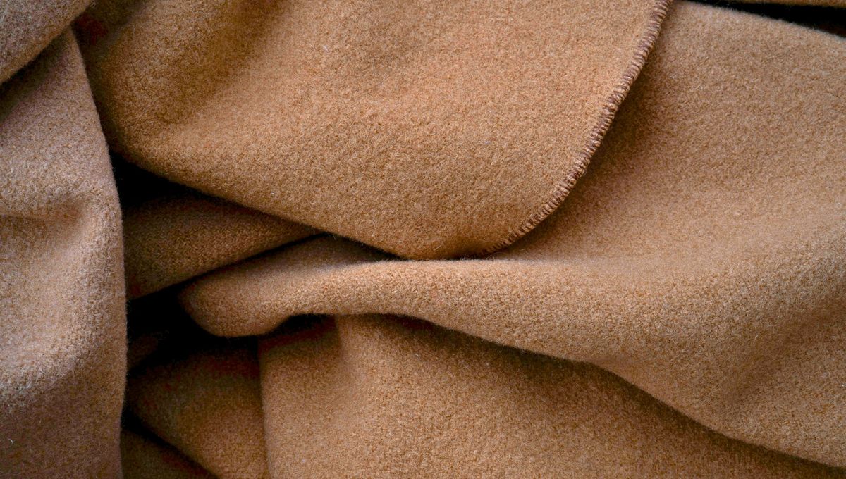 Es una tela muy caliente que se usa en varias prendas de ropa. Es una tela muy caliente que se usa en varias prendas de ropa. 