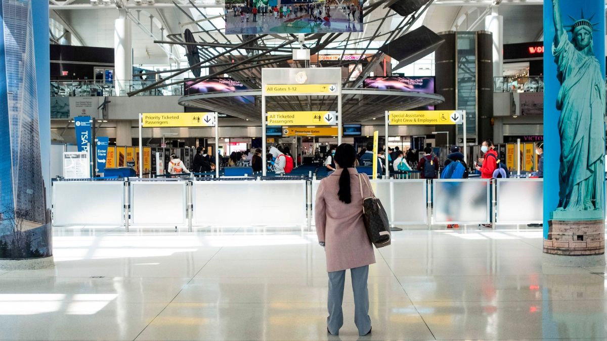 Una difícil situación viven una madre mendocina y su hija, que viajaron a vacunarse a Nueva York, y ahora no podrán regresar el viernes, como estaba planeado, y deberán quedarse por las nuevas restricciones de ingreso al país, hasta el 3 de agosto, con impensados perjuicios.