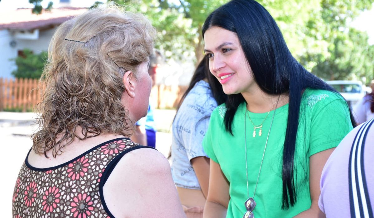 Flor Destéfanis protagoniza una serie político-familiar-sentimental sobre peronistas que salen a caminar la Provincia para volver a enamorar a los peronistas.