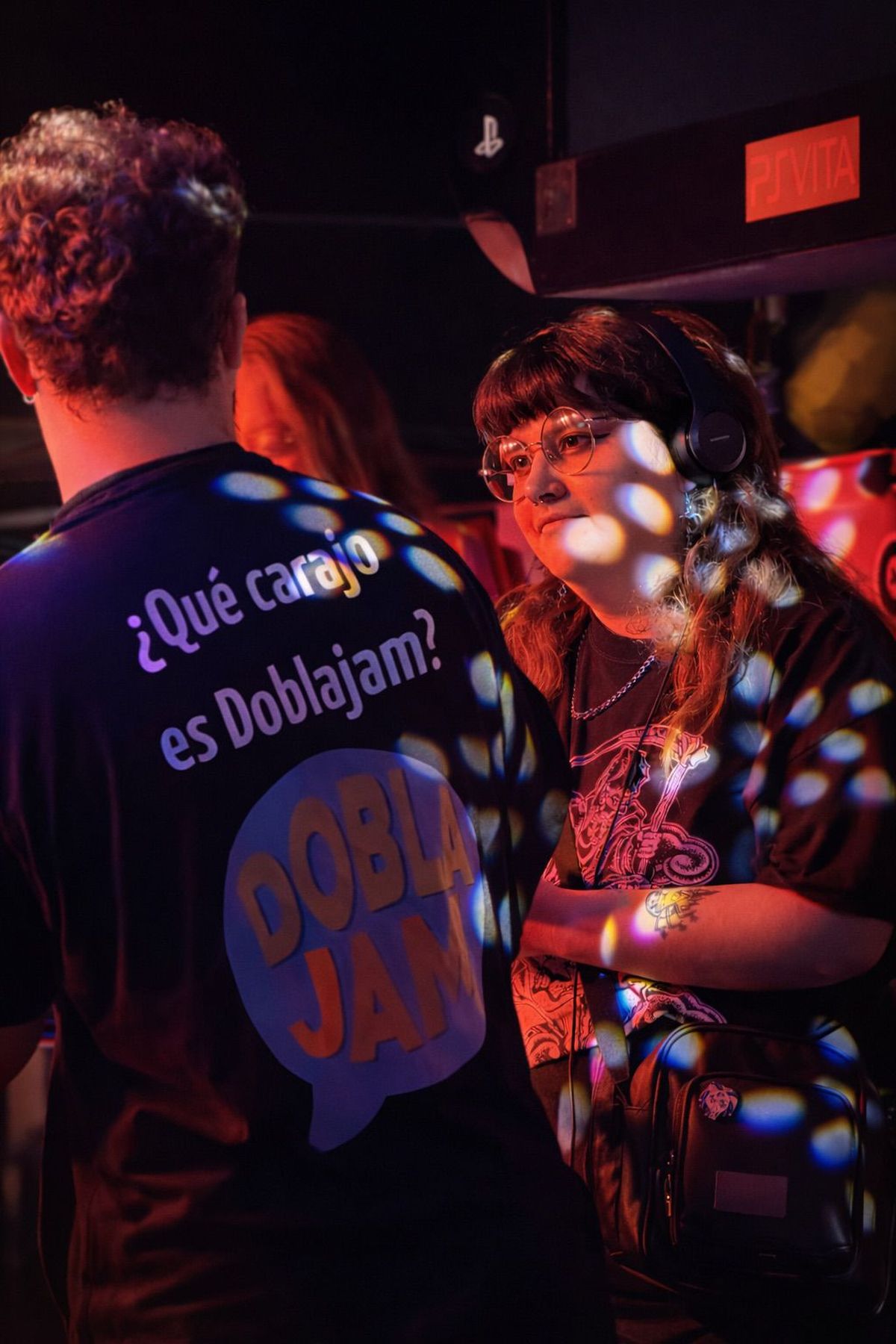 Las sesiones de Dobla Jam en bares requieren un despliegue técnico, con pantalla grande para proyectar la escena de la película recreada.