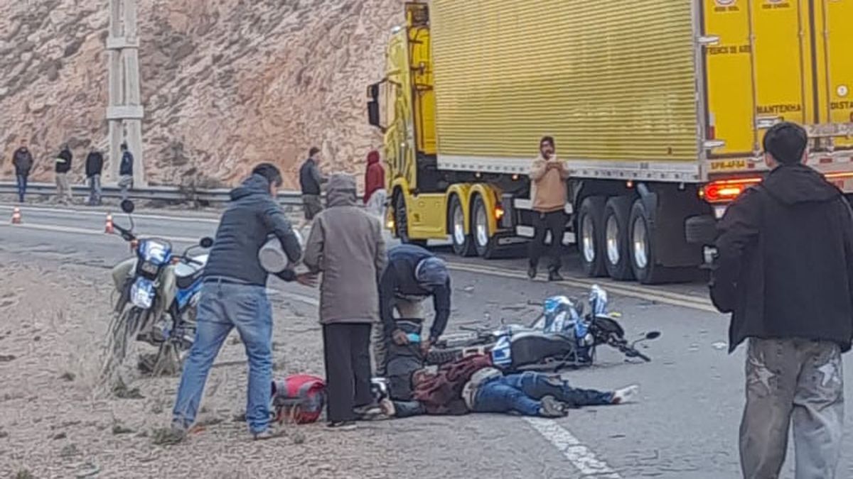 El accidente en alta montaña se produjo cuando un motociclista quiso sobrepasar a un camión y se fue contra la cabina. Foto: Gentileza