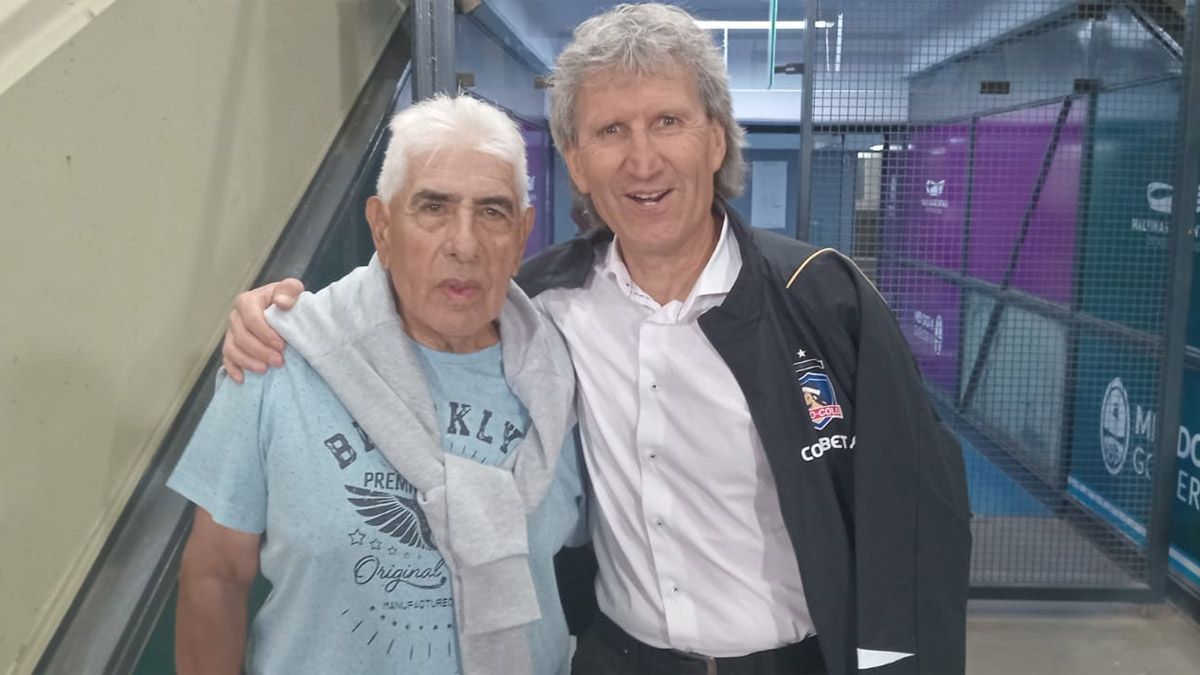 Alberto Garro con el Huevo Morón en el último cruce de Godoy Cruz con Colo Colo. Alberto Garro con el Huevo Morón en el último cruce de Godoy Cruz con Colo Colo.