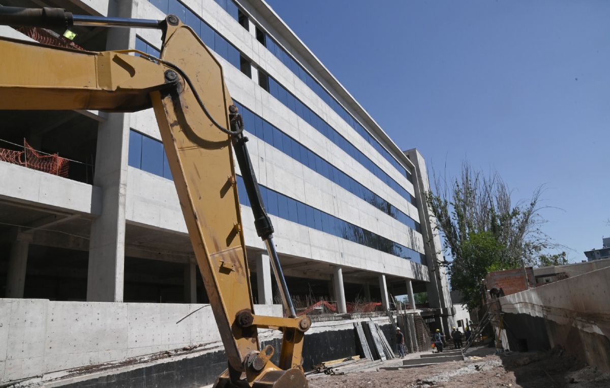 La obra cuenta con una superficie de 16.400 metros cuadrados con 4 pisos, más azotea y subsuelo de estacionamiento. La obra cuenta con una superficie de 16.400 metros cuadrados con 4 pisos, más azotea y subsuelo de estacionamiento.