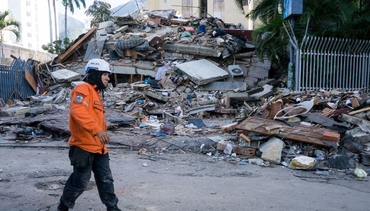 Protección Civil participa en las labores de remoción de escombros y búsqueda de sobrevivientes. Imagen: Clarín.