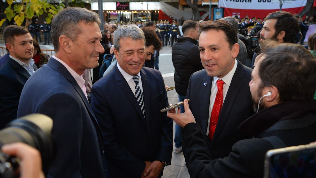 Alejandro Bermejo, su hermano Adolfo y Tadeo García Zalazar momentos antes de que el legislador se descompensara. 