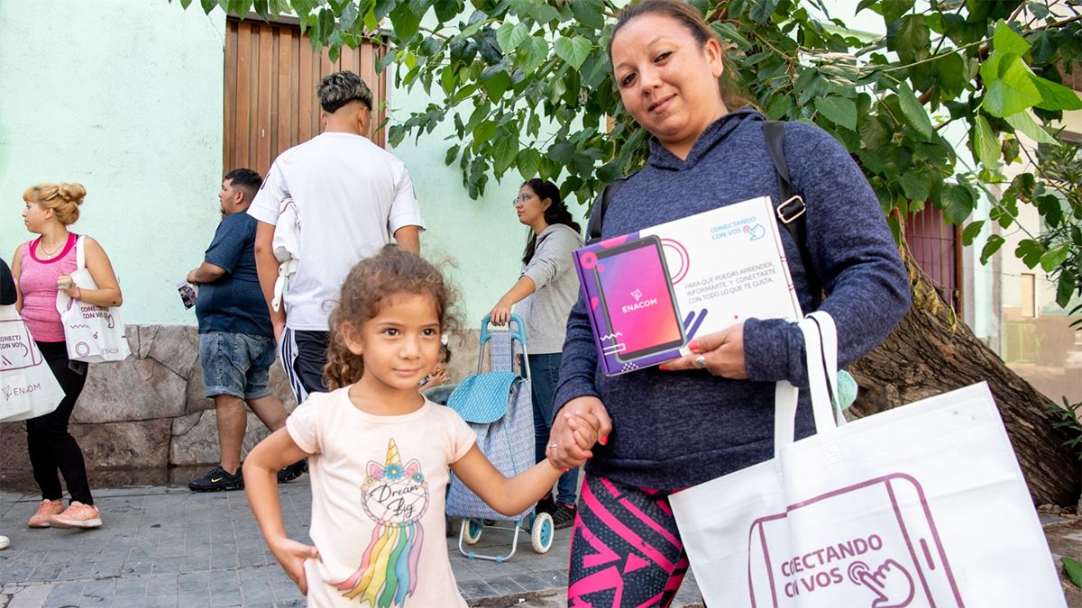 Jubilados que cobran la mínima y estudiantes de escuelas públicas son los beneficiados con las casi 4.000 tablets.