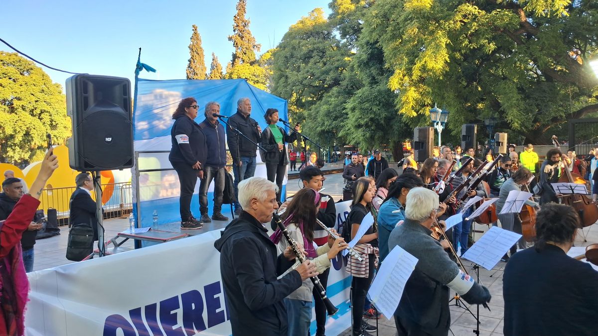 La marcha universitaria llego a la Plaza Independencia donde se desarrollaron actividades artísticas. La marcha universitaria llego a la Plaza Independencia donde se desarrollaron actividades artísticas.