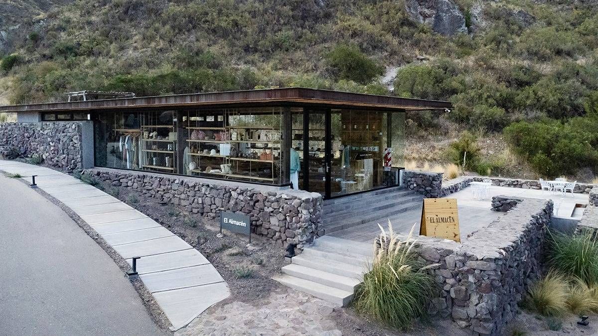 El Almacén ofrece productos regionales como sombreros, mates, artesanías típicas e indumentaria exclusiva. El Almacén ofrece productos regionales como sombreros, mates, artesanías típicas e indumentaria exclusiva.