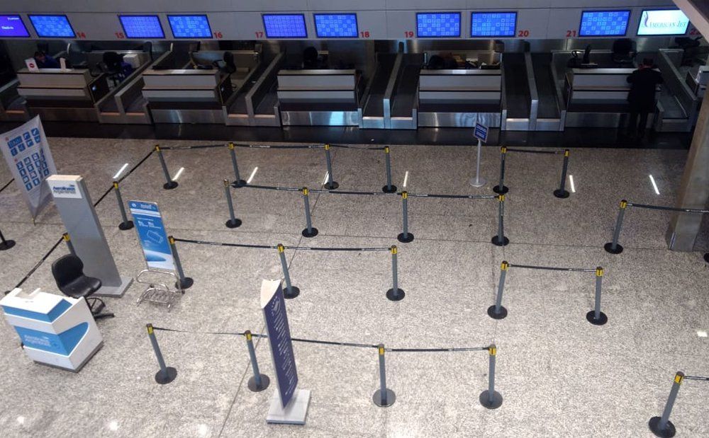 El paro General organizado por la central de trabajadores contra el gobierno de Javier Milei, afectará a los servicios de los aeropuertos. por esto JetSmart y Flybondi suspendieron los vuelos. 