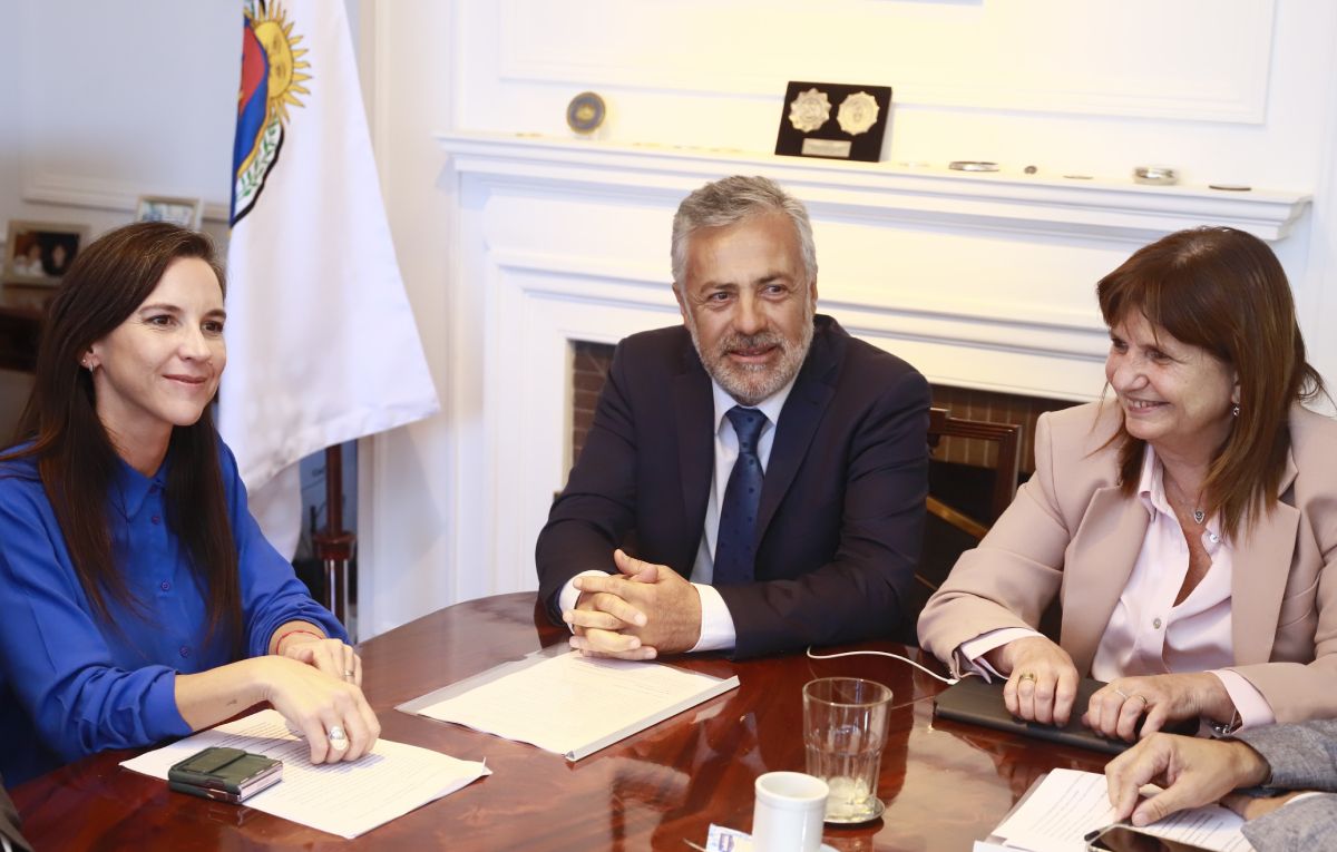 Varias veces se han reunido la ministra Mercedes Rus, el gobernador Alfredo Cornejo y Patricia Bullrich, a cargo de la Seguridad del país. Varias veces se han reunido la ministra Mercedes Rus, el gobernador Alfredo Cornejo y Patricia Bullrich, a cargo de la Seguridad del país.