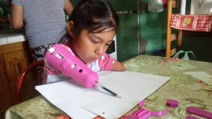 Dar una mano: con plástico reciclado le hicieron una prótesis a una niña que nació sin brazos