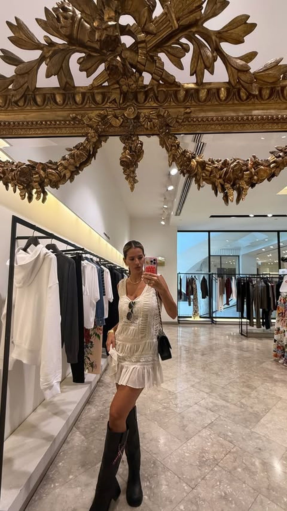 El llamativo look "suelto" de la China Suárez tras negar los rumores de embarazo. El llamativo look "suelto" de la China Suárez tras negar los rumores de embarazo.