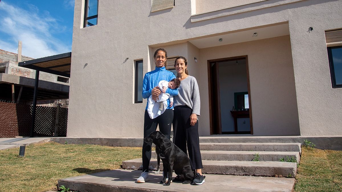 Silvina D'Elía, Rosario Luchetti, el recien nacido Tomás y Saroo, en la nueva casa de Luján.