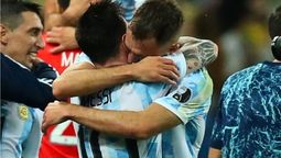 Fue campeón del mundo con la Scaloneta, dejó a su esposa por la amante y se quedó solo: ella lo cambió por un famoso
