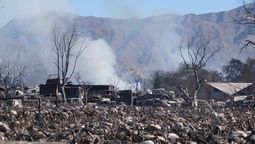 El fuego destruyó por completo los vehículos que estaban secuestrados en la playa de San Agustín. El ministro de Seguridad aseguró que hay indicios de que el fuego fue intencional. Foto: Nicolás Ríos