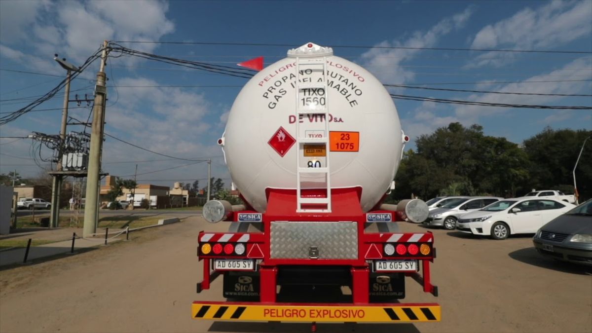 Fatal accidente. Un carnicero chocó contra un camión de gas propano y falleció.  Fatal accidente. Un carnicero chocó contra un camión de gas propano y falleció. 