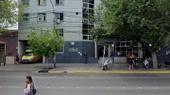 Una mujer de 86 años llegó a una clínica, le dijeron que no tenían camas y murió en la puerta