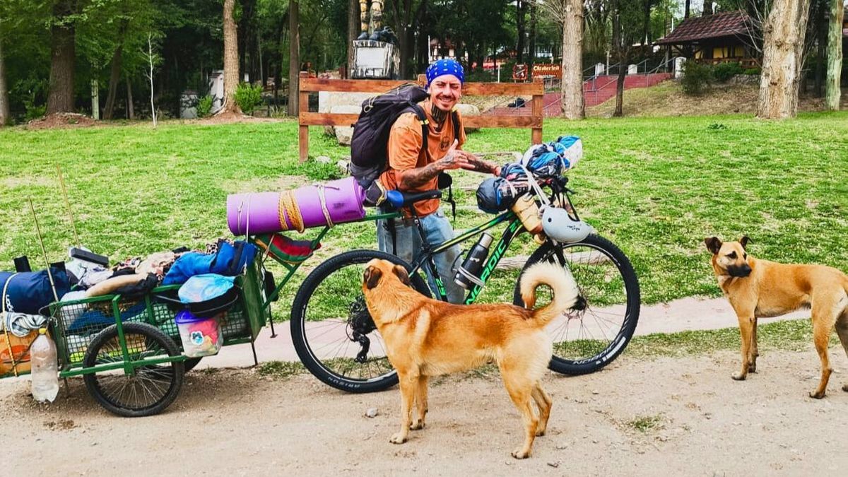 Lo dejó su novia y transformó el dolor en aventura: partió en bici con sus perros de Mendoza a Uruguay