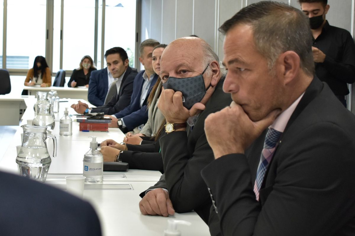 En primer plano: Fernando Guzzo, jefe de fiscales de Homicidios; y el senador Juan Carlos Jaliff (UCR).