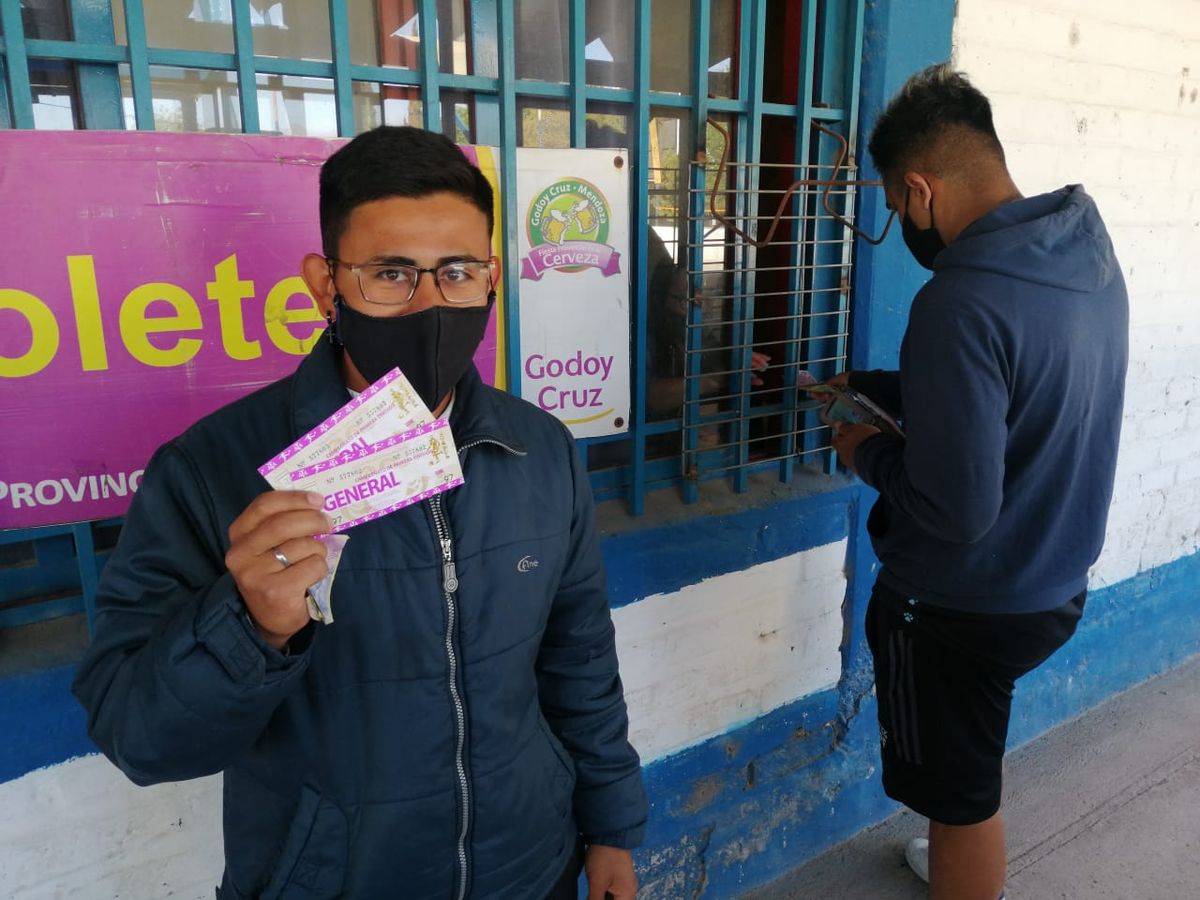 Mendoza analiza obviar el control de vacunas para entrar a la cancha 