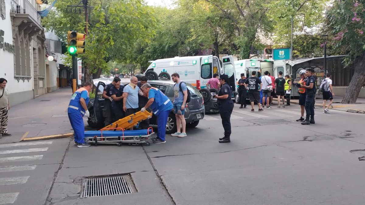 En el cruce de calle Gutiérrez y Patricias Mendocinas, de Capital, se montó un operativo para asistir a las víctimas, hacer los peritajes y despejar la calzada. En el cruce de calle Gutiérrez y Patricias Mendocinas, de Capital, se montó un operativo para asistir a las víctimas, hacer los peritajes y despejar la calzada.