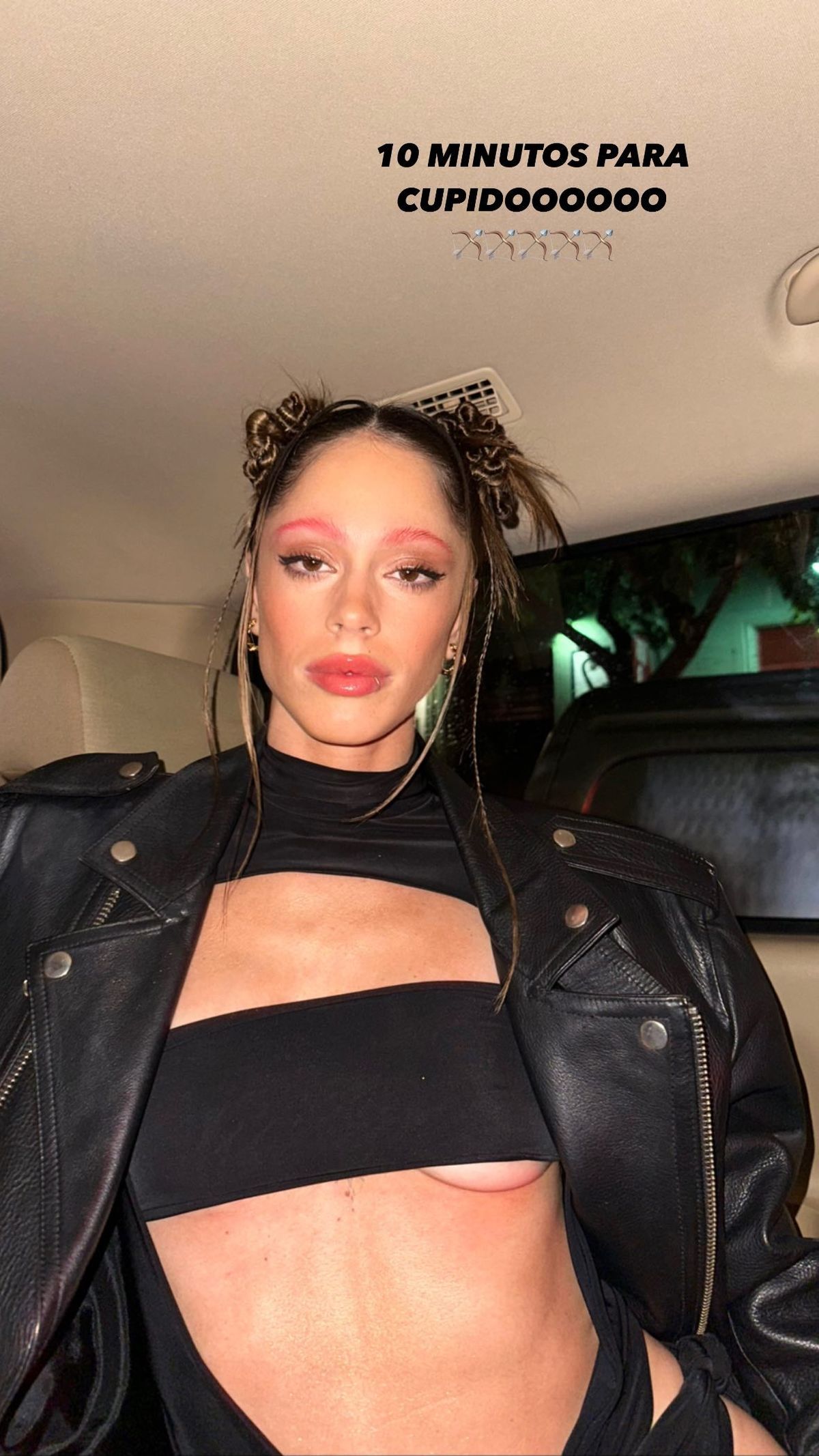 A Tini se le escapó un underboob y la foto se hizo viral en minutos.