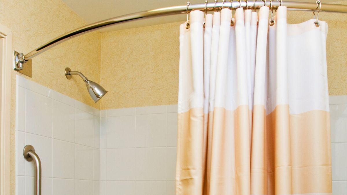 El sencillo truco de limpieza para quitar las manchas de la cortina del baño