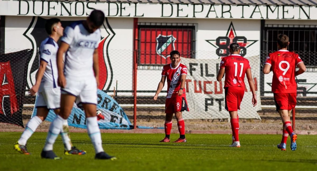 Fausto Montero y su grito de gol ante Tristán Suárez.