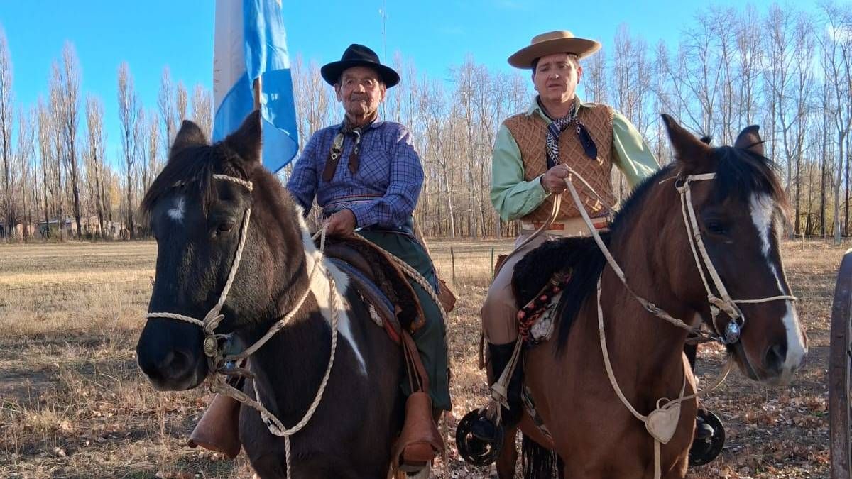 Don Desiderio y Norberto Espinoza, abuelo y nieto. Tradiciones intactas.
