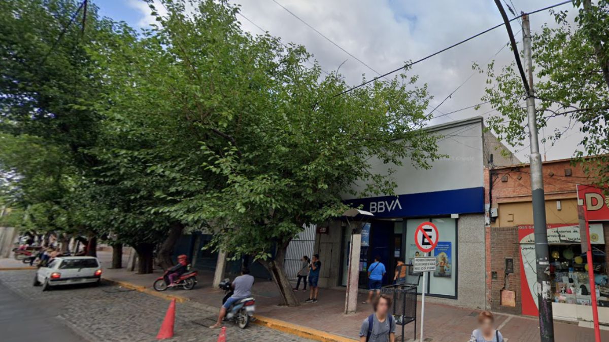 Esta es la sucursal del Banco BBVA donde se registró el robo en Guaymallén. Un joven sacaba dinero del cajero automático y le arrebataron $100.000.
