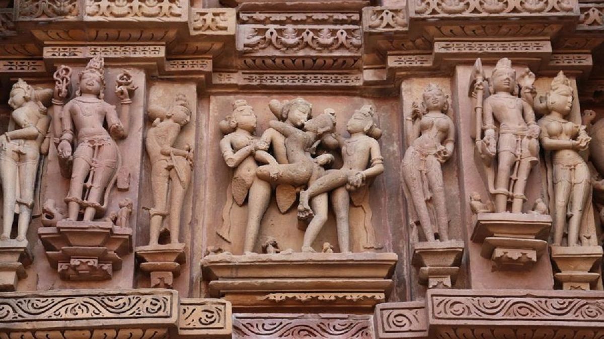 En el año 2.500 A.C se registraron los primeros besos que fueron plasmados en las paredes de los templos de Khajuraho.