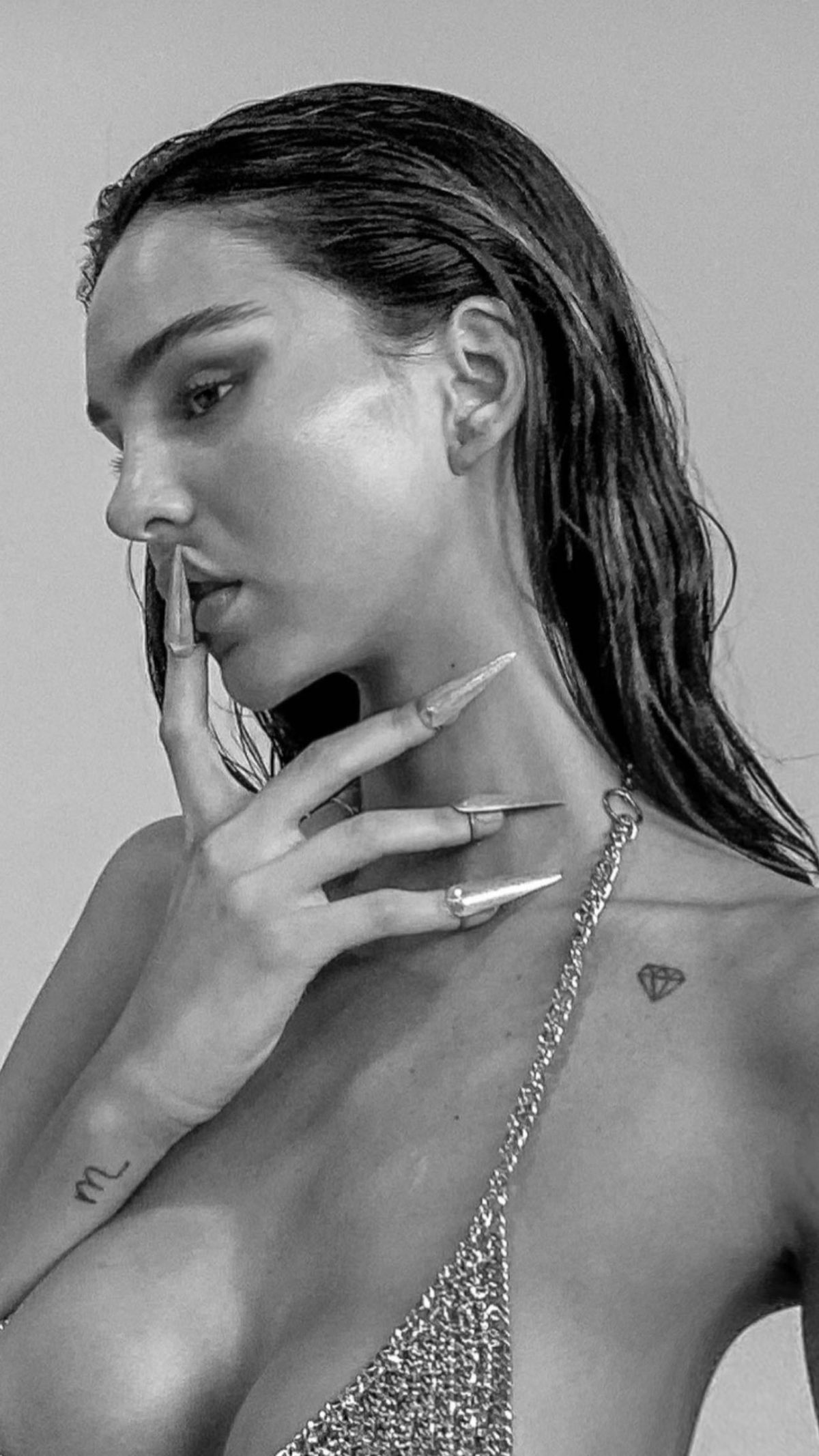 Juanita Tinelli se muestra en corpiñito joya y paraliza el feriado XL. Juanita Tinelli se muestra en corpiñito joya y paraliza el feriado XL.