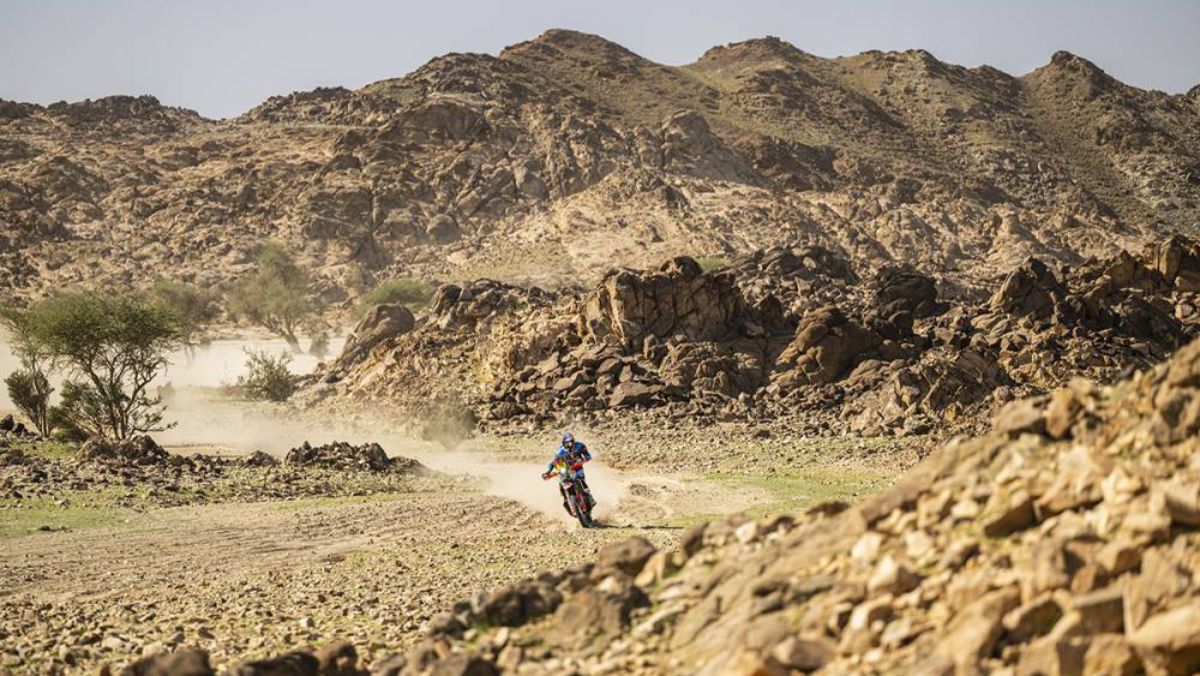 En solitario. El espa&ntilde;ol Edgar Canet conduce por el desierto cercano a la ciudad de Yanbu con su KTM para ganar el Pr&oacute;logo del Dakar 2026.