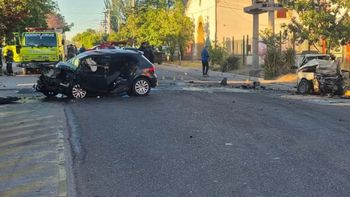 Un hombre murió en un accidente frontal entre dos autos y otro joven quedó herido de gravedad Un hombre murió en un accidente frontal entre dos autos y otro joven quedó herido de gravedad