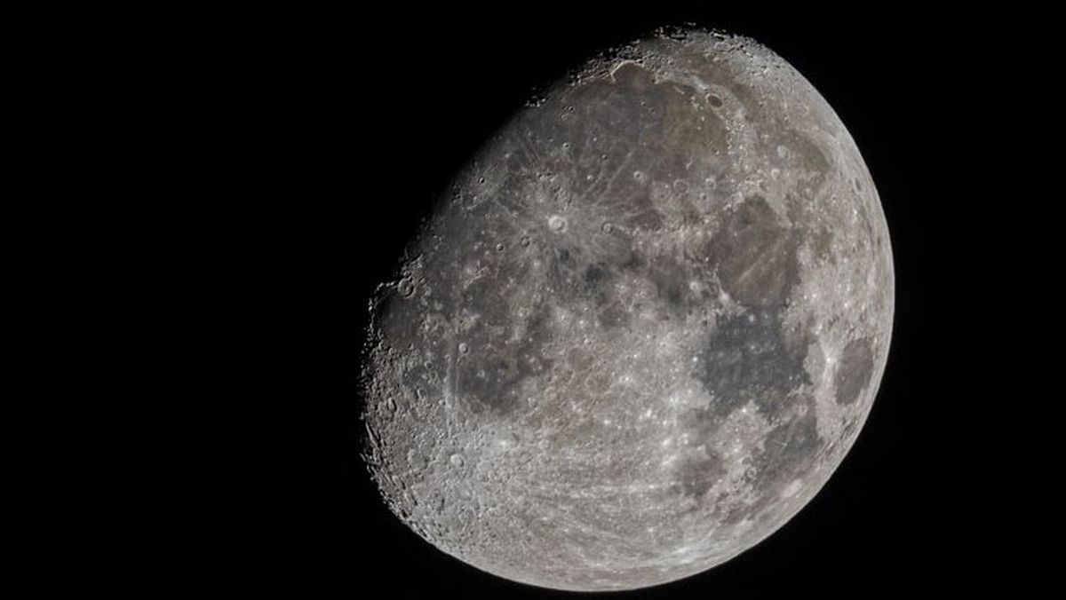 Hallaron nuevos depósitos de agua en el lado oscuro de la Luna.