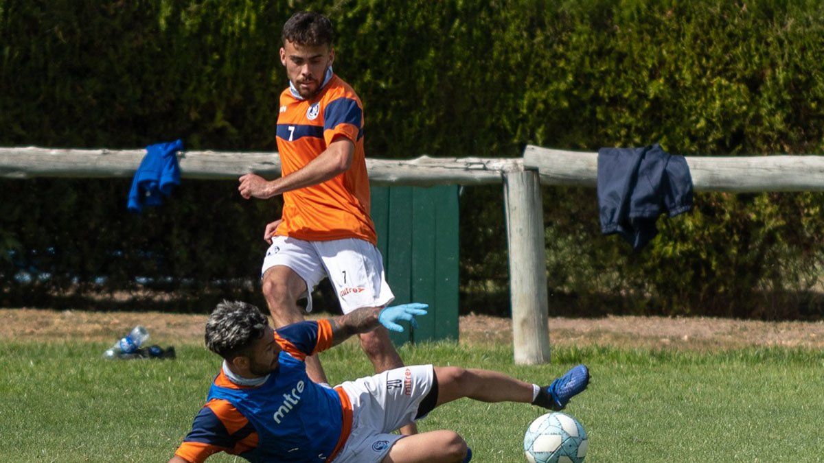 El volante de la Lepra Enzo Ponce en plena acción. (Fotos gentileza prensa Independiente Rivadavia).
